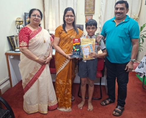 class 3 winner of Spell Bee International with esteemed Dignitaries